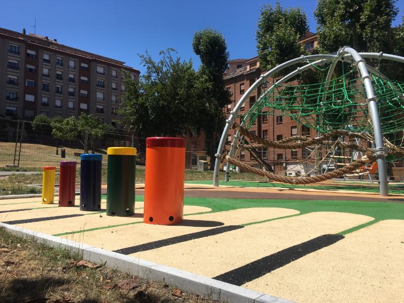 El Ayuntamiento mejora e instala nuevos juegos infantiles en cinco zonas verdes en lo que va de año
